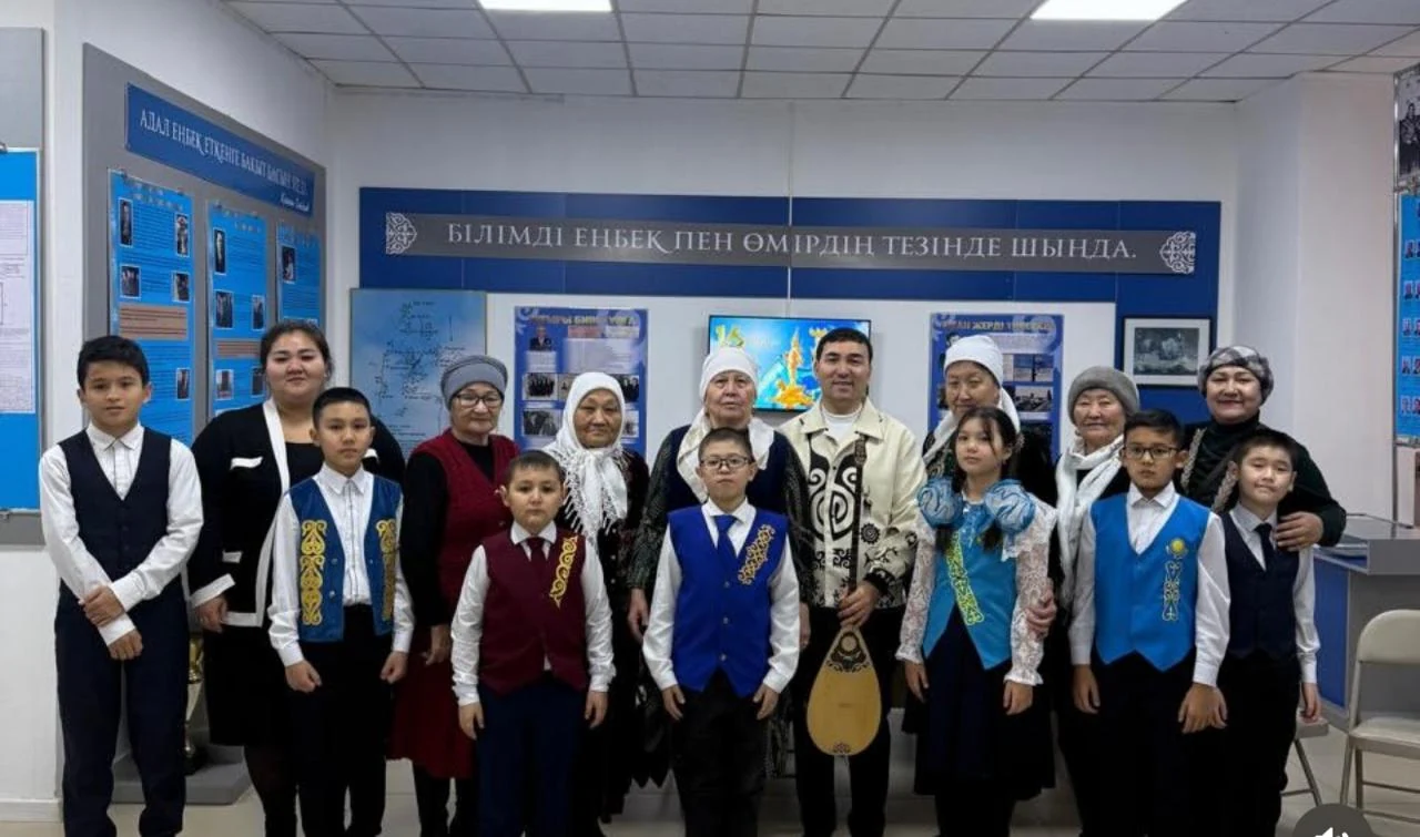 «Домбырамен ән айту және терме» үйірмесі — 4 фотосуреттің 1-сі